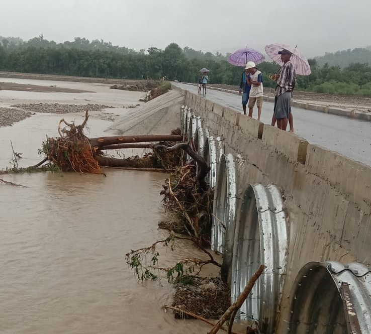 Terkini, 3 Orang Warga Nyaris Terbawa Arus Banjir Sungai Siumate Kabupaten Kupang
