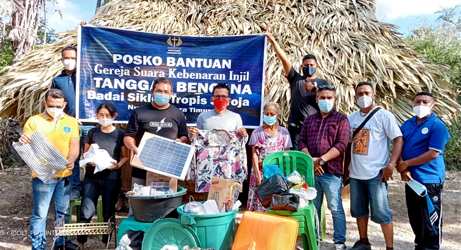 Kunjungi Nenek Viktoria Di Desa Bolatena, Sinode GSKI Beri Bantuan Perabotan Rumah dan Sembako