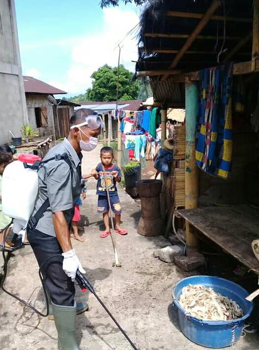 Labuan Bajo, Kades Ranggu dan Petugas Puskesmas Semprot Disinfektan di Rumah Warga