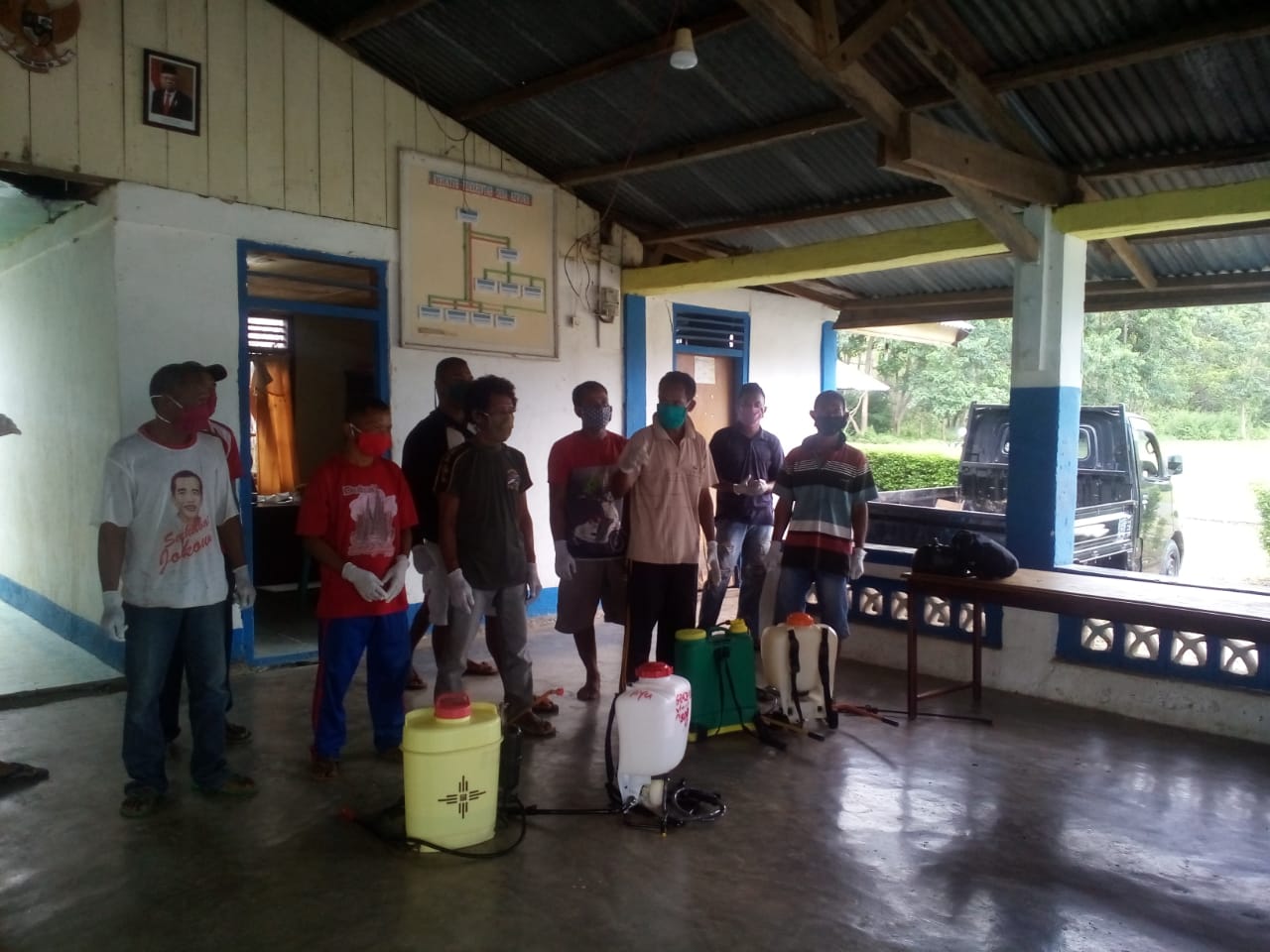 Tim Relawan TRC19 Desa Aewora Lakukan Penyemprotan Disinfekta di Rumah Warga