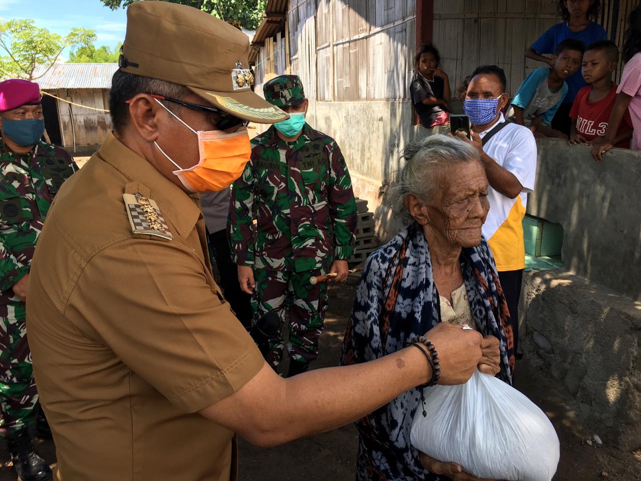 Bupati Sikka Beri Bantuan 1 Ton Beras Untuk Warganya