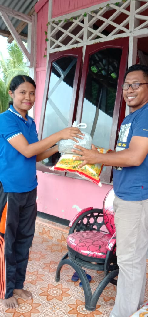 Keuskupan Maumere Bagikan Sembako Untuk Umatnya