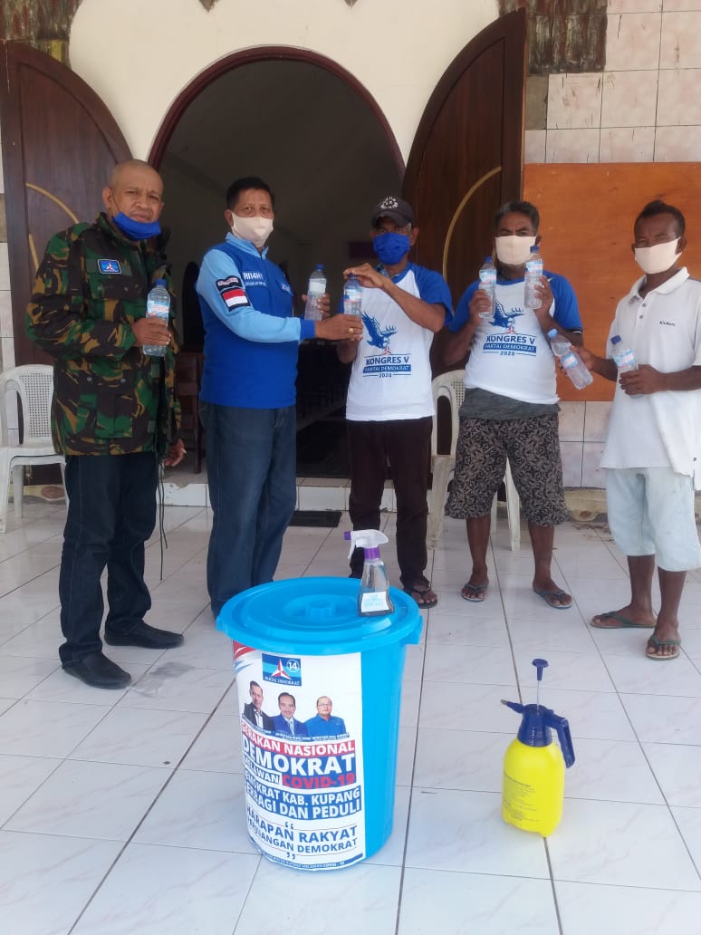 Demokrat Kabupaten Kupang Sumbang 2 Wastafel Portable di Kupang Barat