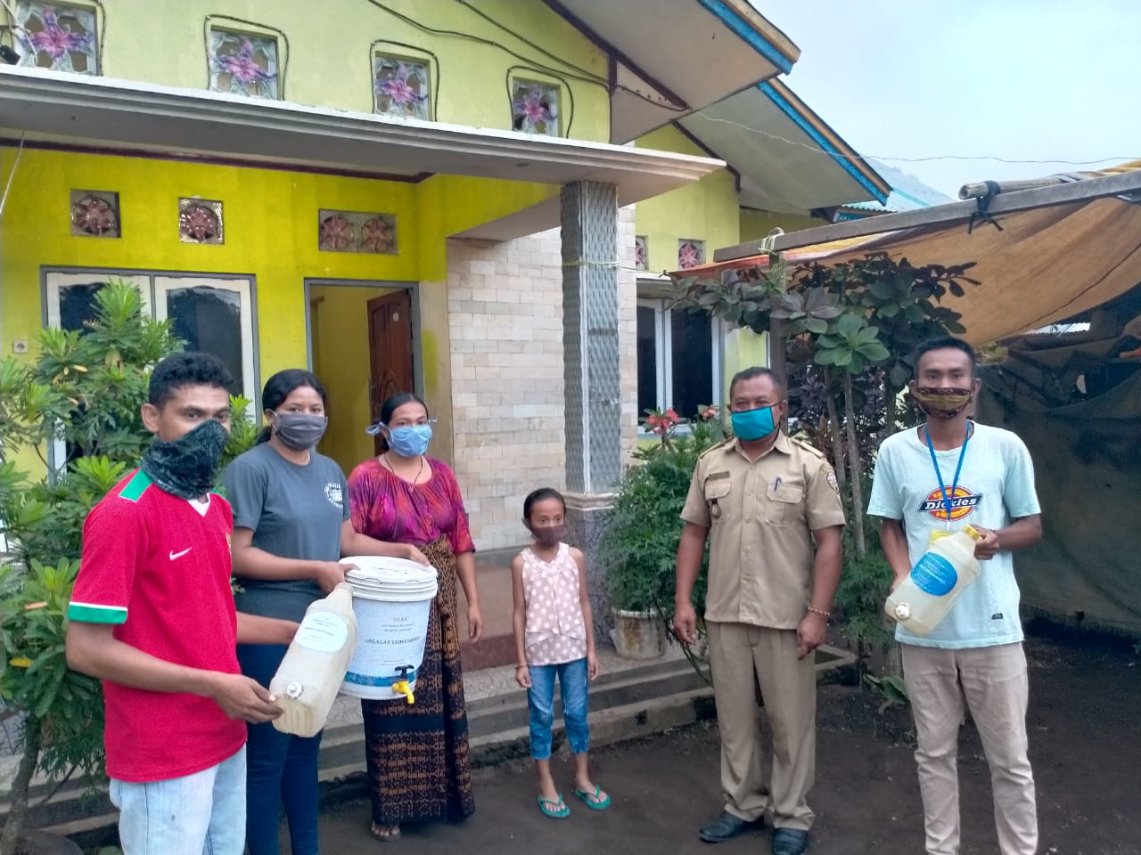 Relawan Desa Ndetundora Pasang Dispenser Air Di Beberapa Titik Pusat Keramaian