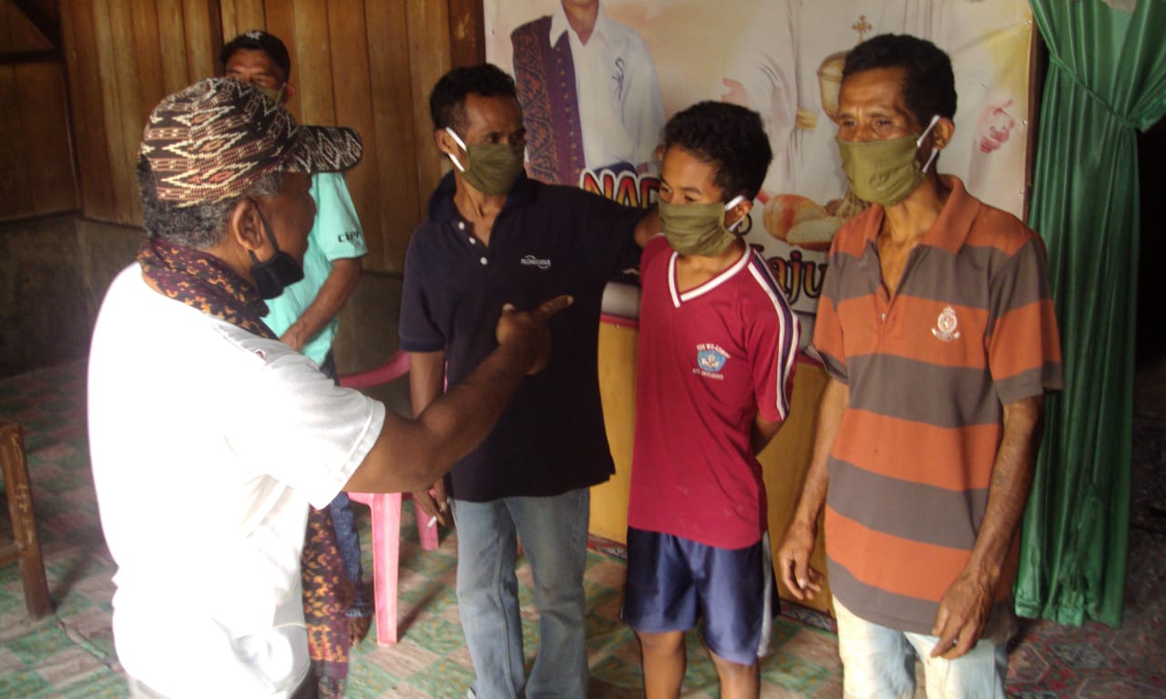 AMAN Wilayah Nusa Bunga Bagi Masker Untuk Warga di Detusoko Ende