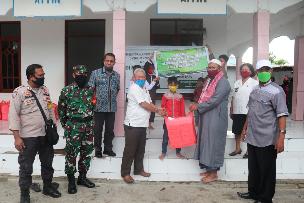 Tingkatkan Toleransi, Pemkot Kupang Bagi Takjik ke Panti Asuhan dan Masjid
