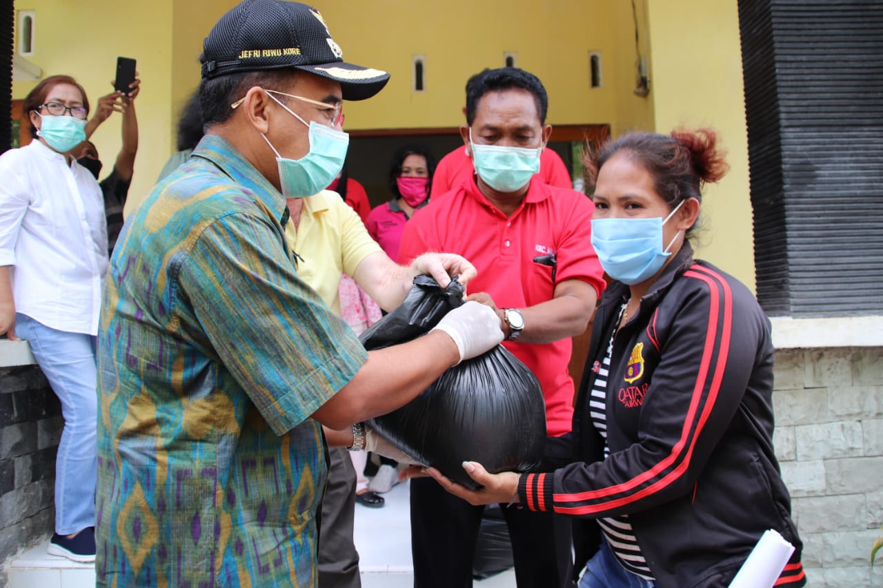 Dua Hari Berturut-Turut Walikota Kupang Serahkan bantuan Beras Pada Warga