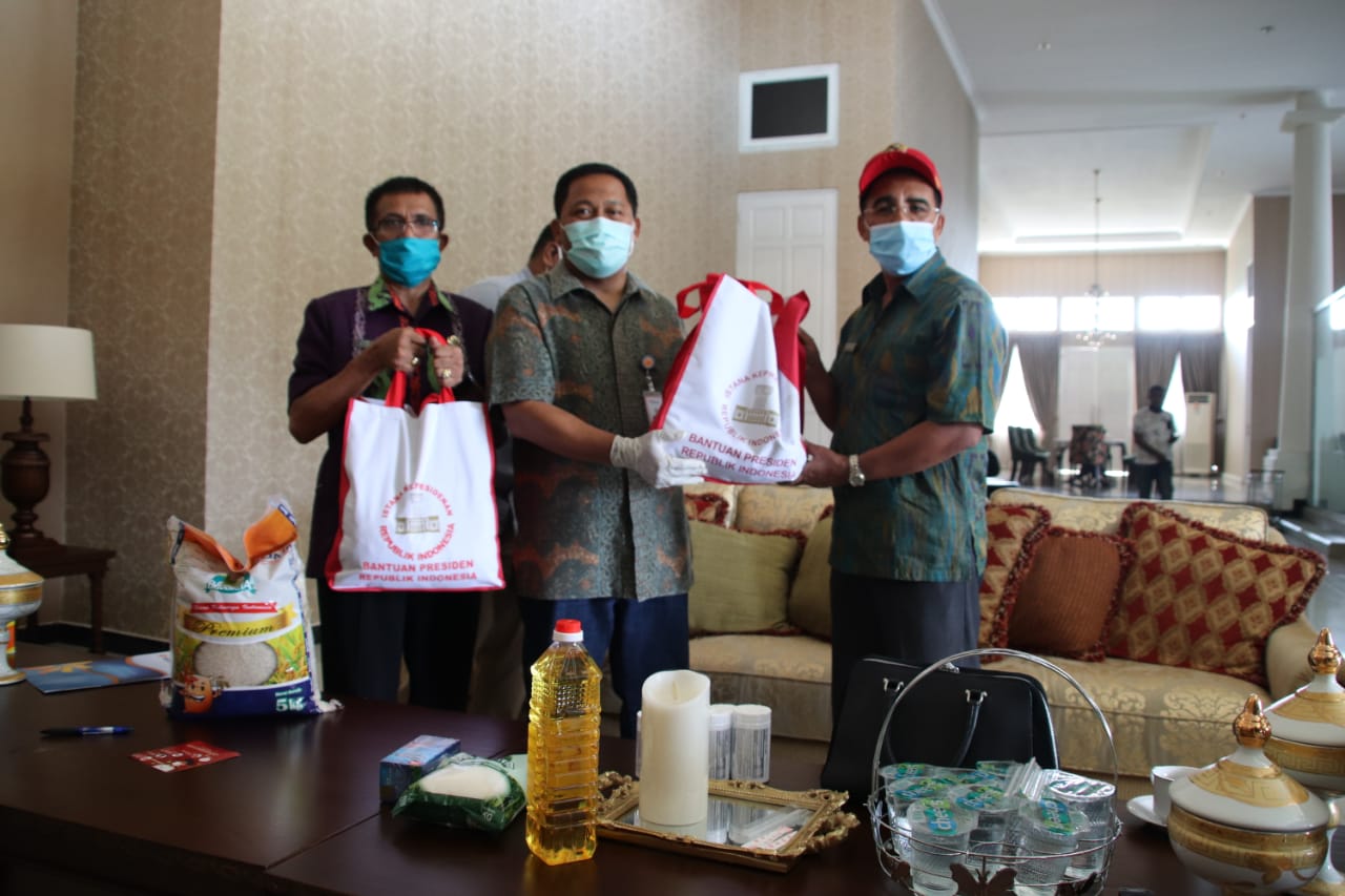 Warga Kota Kupang  Dapat Bantuan 5000 Paket Sembako Dari Presiden Joko Widodo