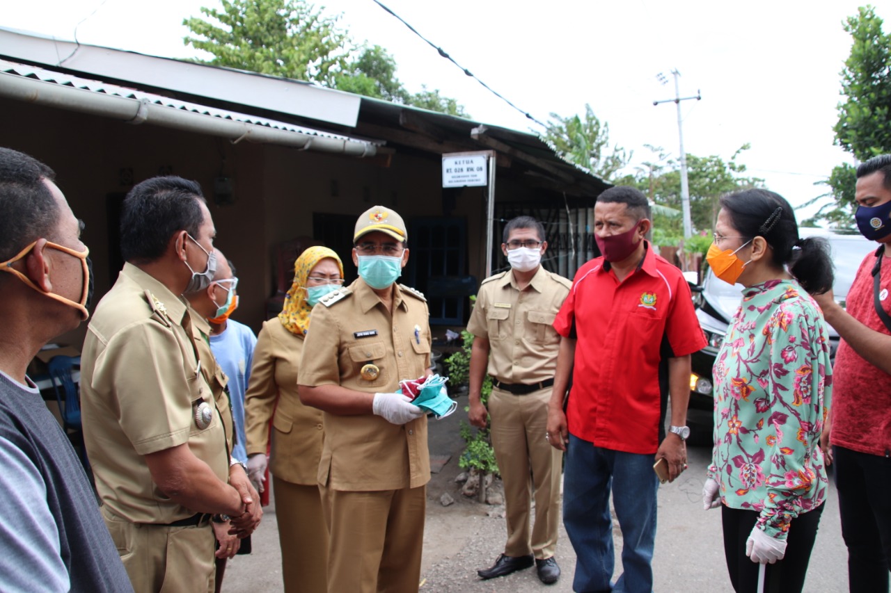 Walikota Kupang Tinjau Penyemprotan Desinfektan Pada Salah Satu Rumah Pasien Positif Covid-19
