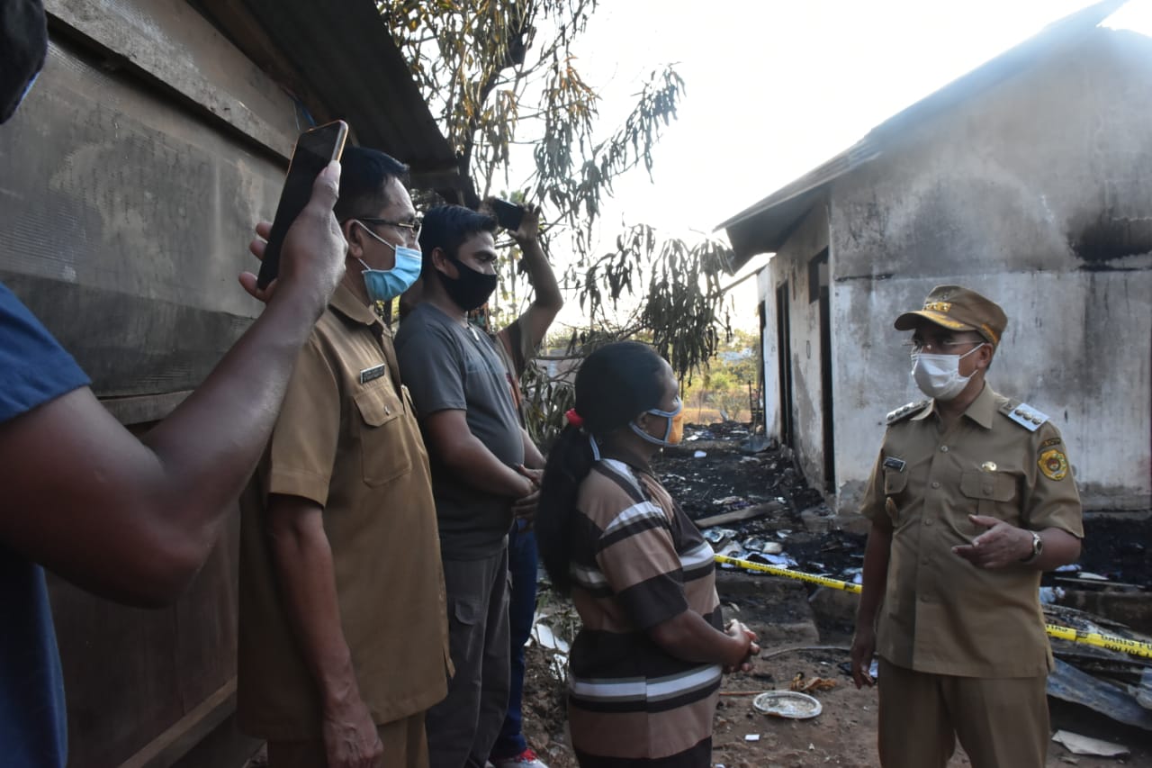 Mes Guru Terbakar, Walikota Kupang Serahkan Bantuan
