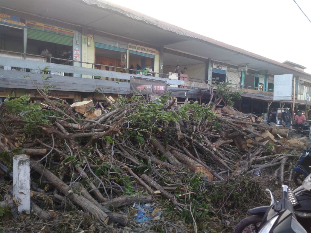 Pasar Tingkat Maumere Sudah Mulai Dibersihkan