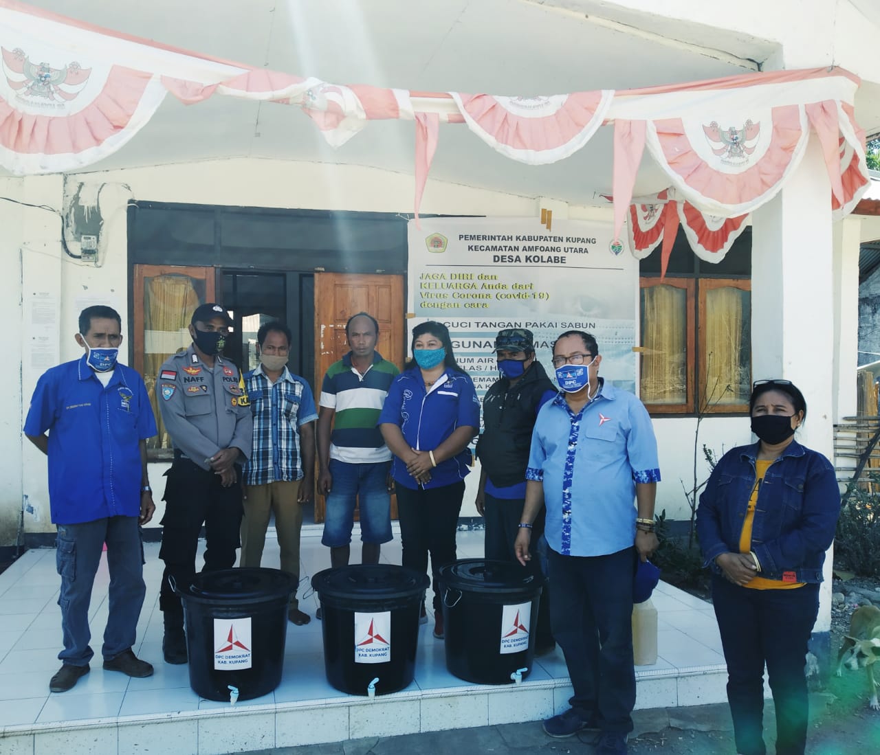Tour Amfoang, Demokrat Kabupaten Kupang Bagi Masker Hingga Wastafel Pada Masyarakat 