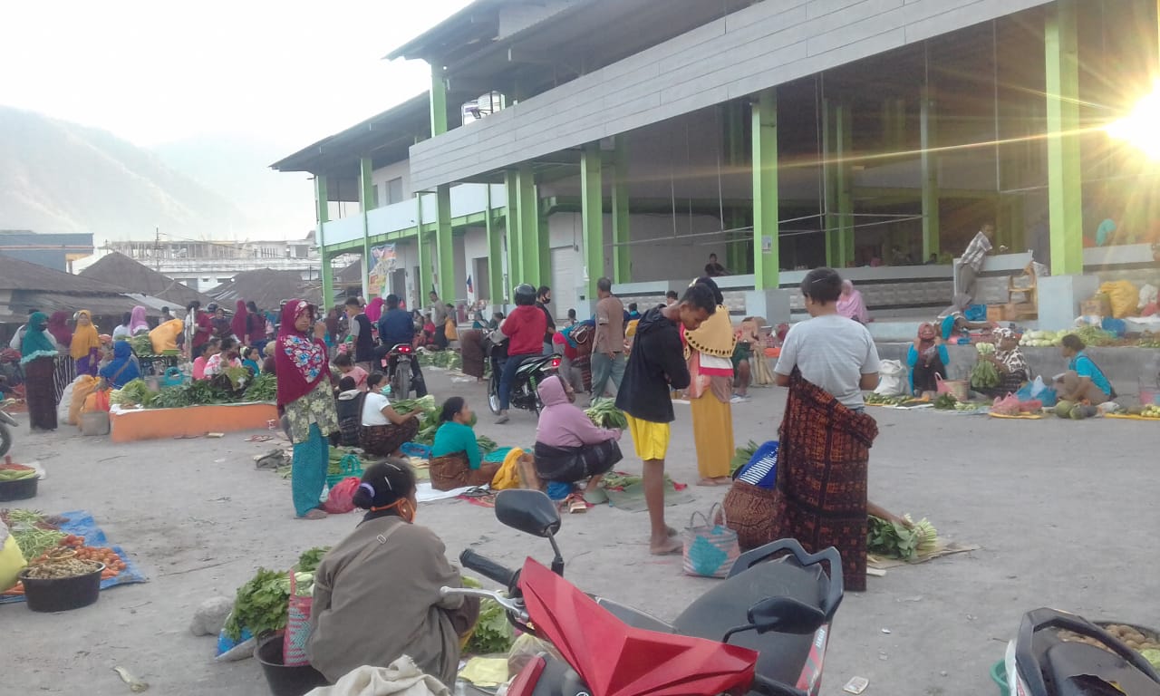 Penjual Di Pasar Mbongawani Ende Memilih Berjualan di Badan Jalan dan Parkiran