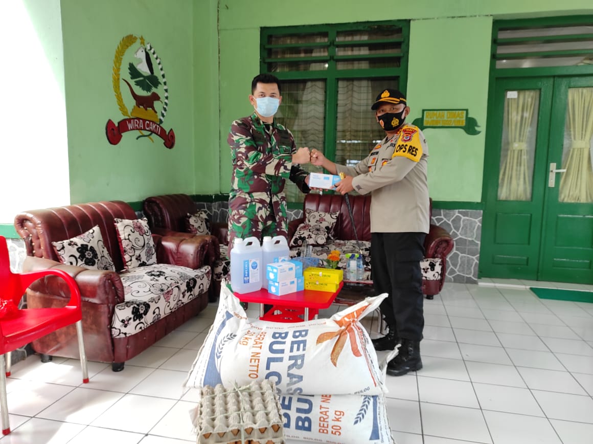 Polres Ende Beri Sembako Pada Prajurit TNI di Mako Kodim 1602 Ende