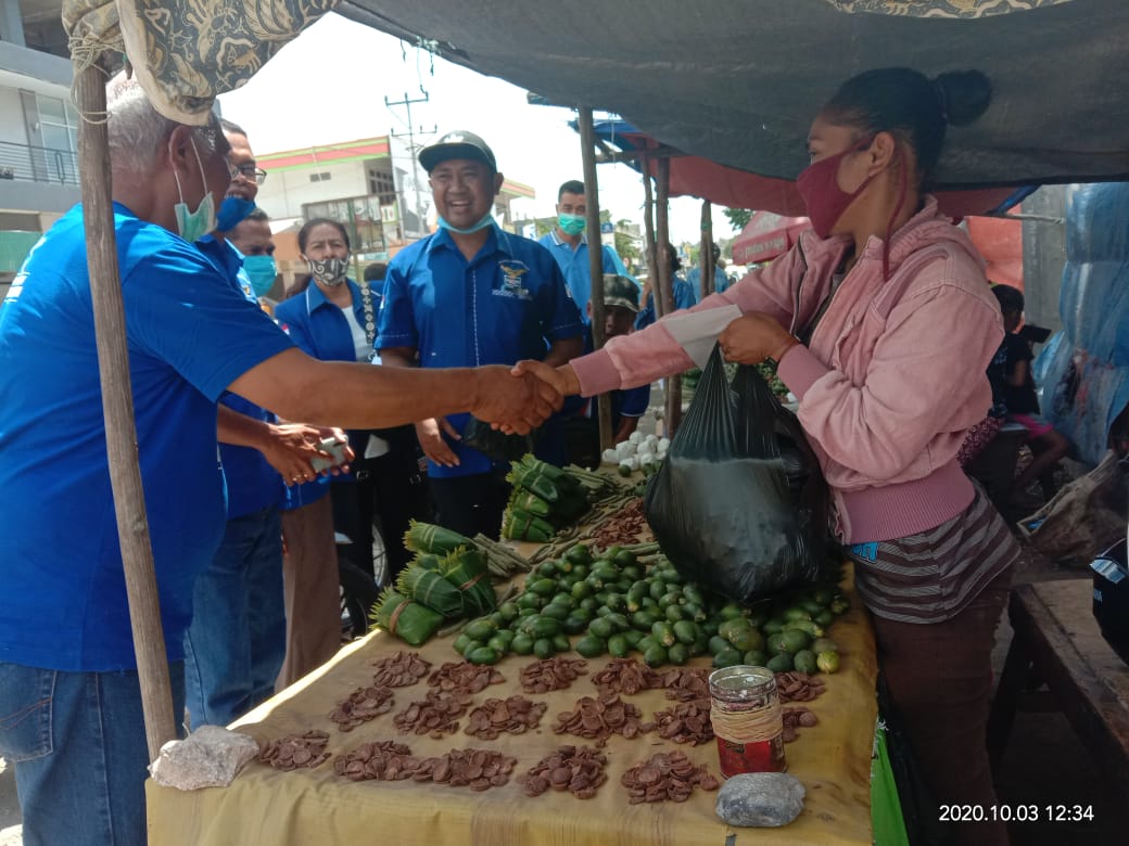 DPC Demokrat TTS Bagi Bantuan Pada Pengusaha Mikro
