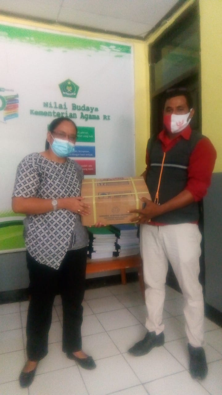 Bimas Kristen Kanwil Kementerian Agama NTT Beri Bantuan Alkitab Kepada Suara Harapan 