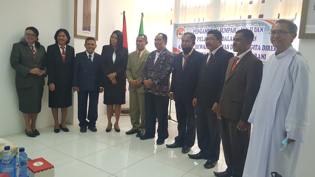 Wakil Bupati Sikka Lantik Pengawas dan Direksi Perumda Mawarani