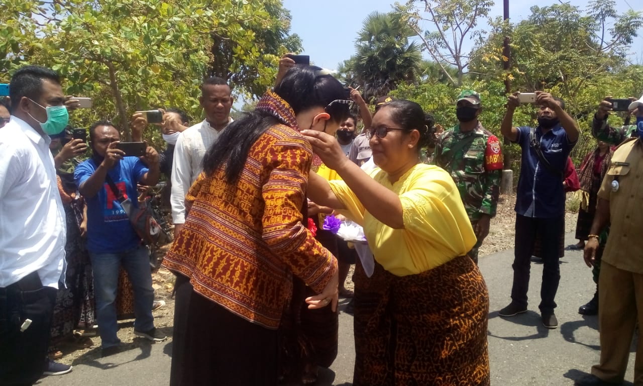 Julie Sutrisno Laiskodat Didampingi Wakil Ketua DPRD Ende, Kunjungi Wilayah Utara Ende 