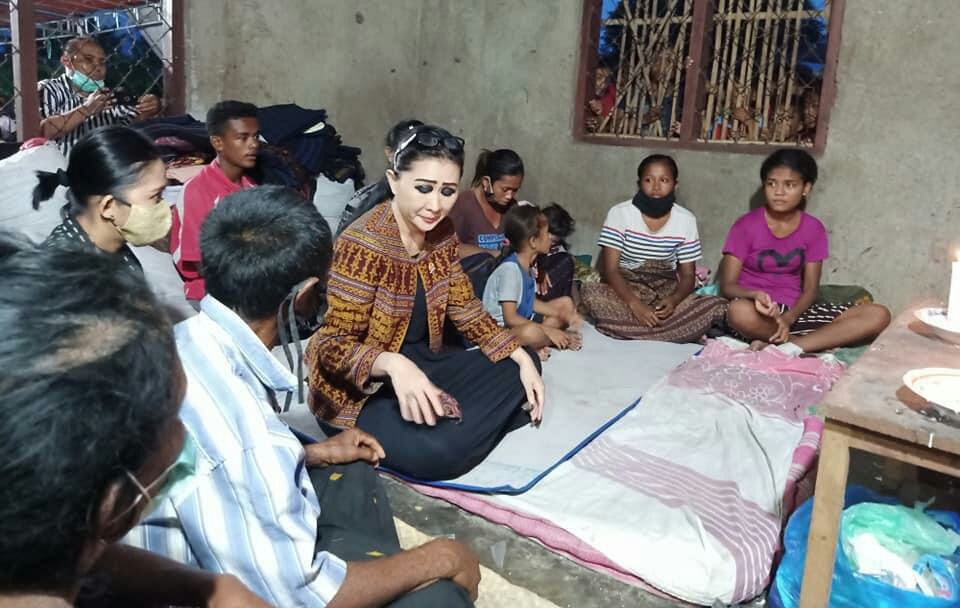 Julie Sutrisno Laiskodat Kunjung Keluarga Korban Sumur Maut di Ende, Ini Janjinya