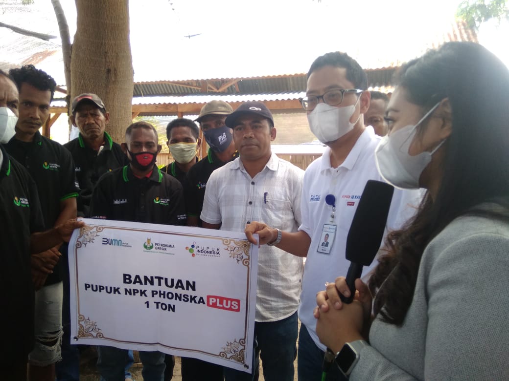 Wakil Ketua DPR RI dan Anggota DPR RI Komisi IV Beri Bantuan Pupuk Pada Desa Uludala Ende 