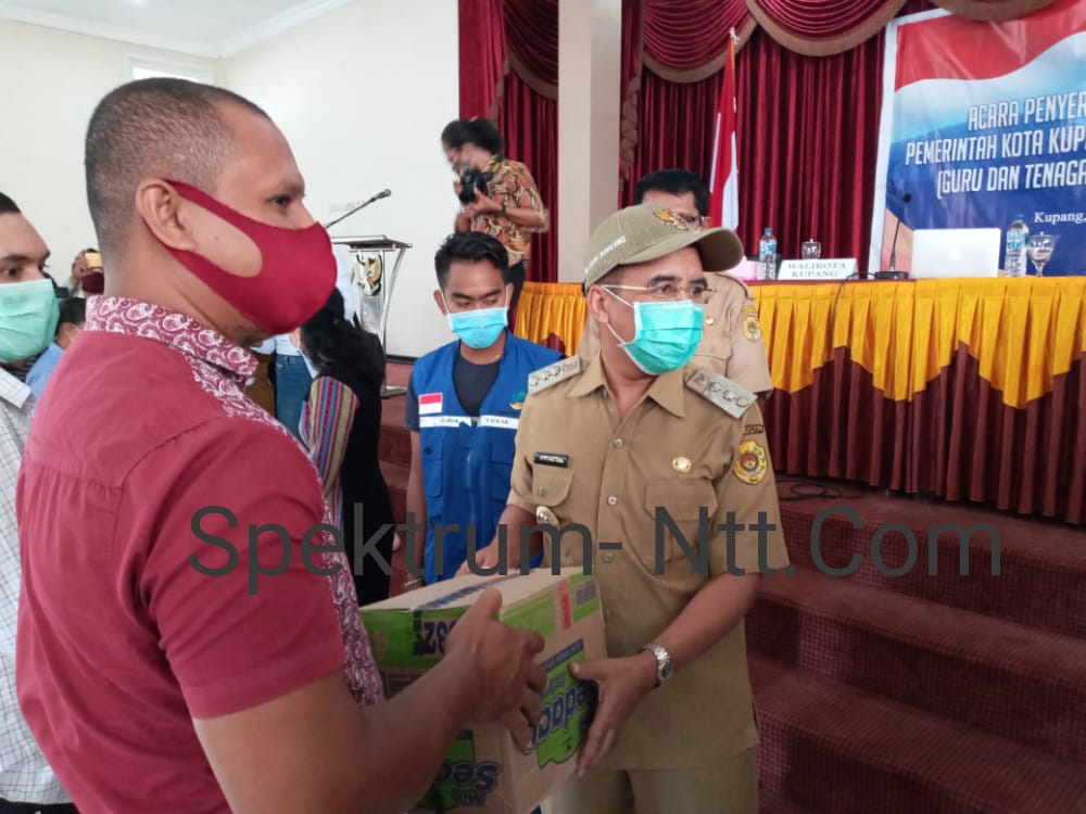 Guru SMA/SMK Di Kota Kupang Terima Bantuan Sosial  Dari Pemda Kota Kupang
