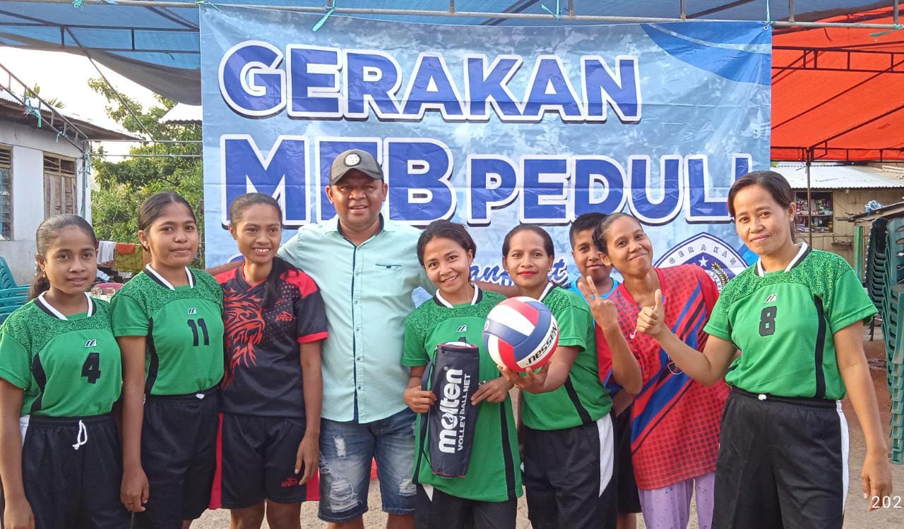 MFB Foundation Beri Bantuan Bola Volly dan Net Untuk Desa Wolokaro