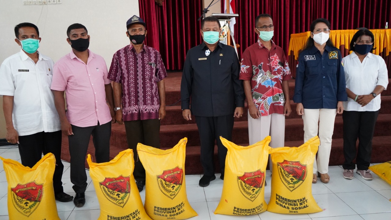 107 Guru di Kota Kupang Terima Bantuan Sosial Dampak Pandemi Covid-19 