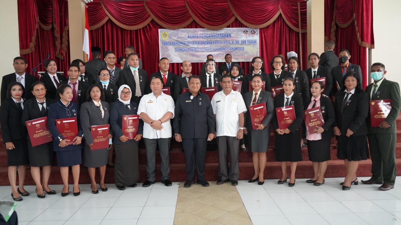 156 ASN Pemkot Kupang Terima Satyalancana Karya Satya