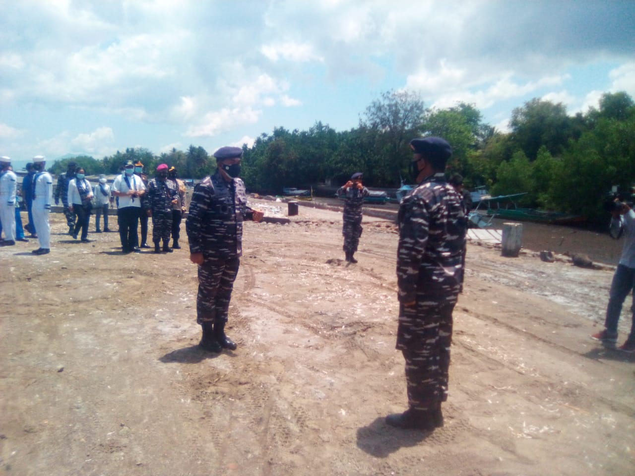 Komandan Lantamal VII Kupang Resmikan  Gapura Mako dan Talud Penahan Ombak Lanal Maumere 