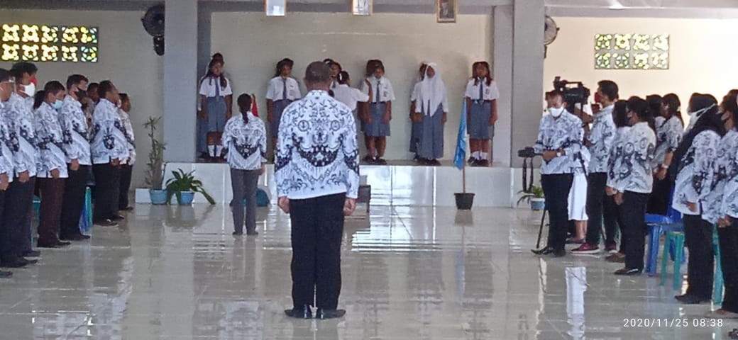 Kepala SMKN 1 Ende, Terharu Ketika Lagu Hymne di kumandangkan