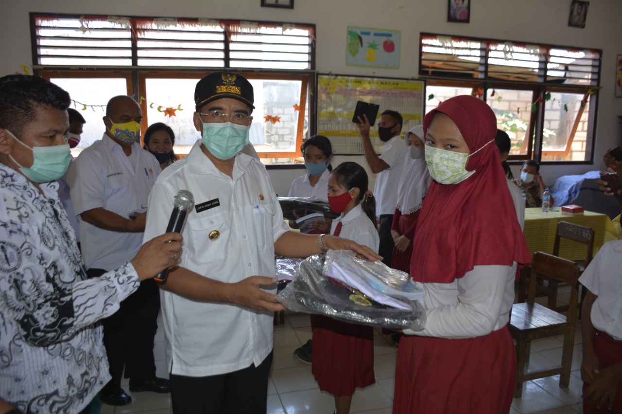 Peringati Hari Guru Wali Kota Bagi Bantuan Seragam