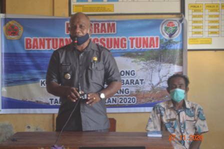 Pembagian BLT Tahap 5 dan 6 Desa Tablolong di Saksikan Camat Kupang Barat