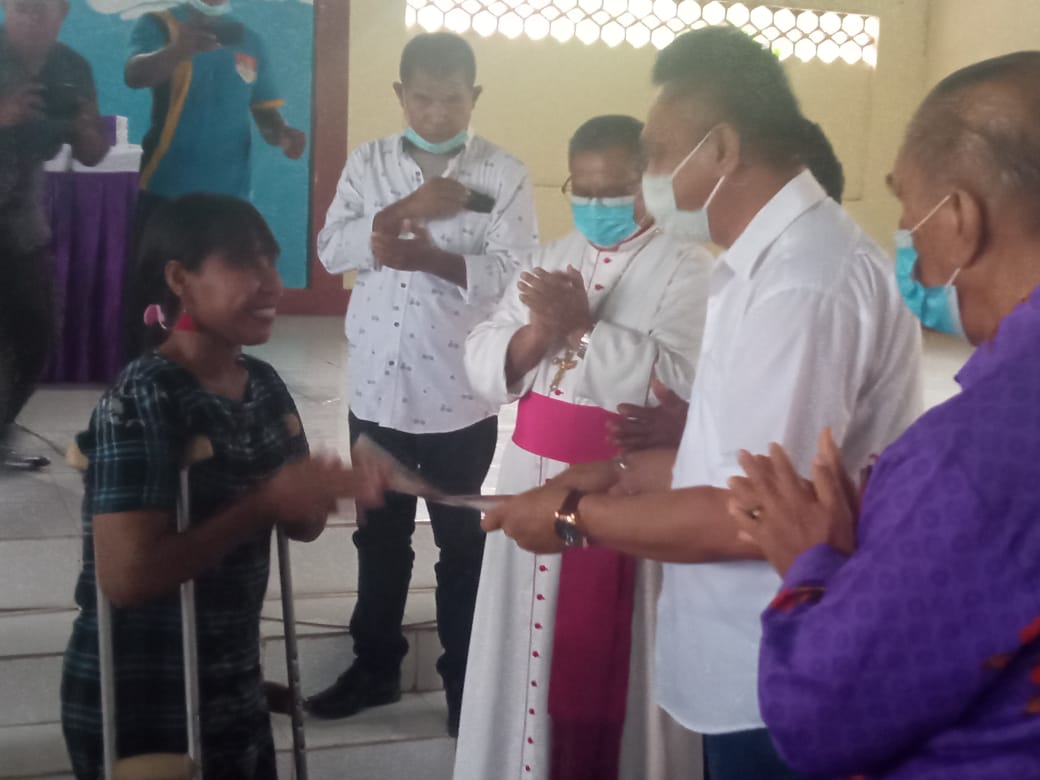 Forsakida Sikka Serahkan Konsep Perbup  Tentang Perlindungan  Hak Hak Kaum Difabel 