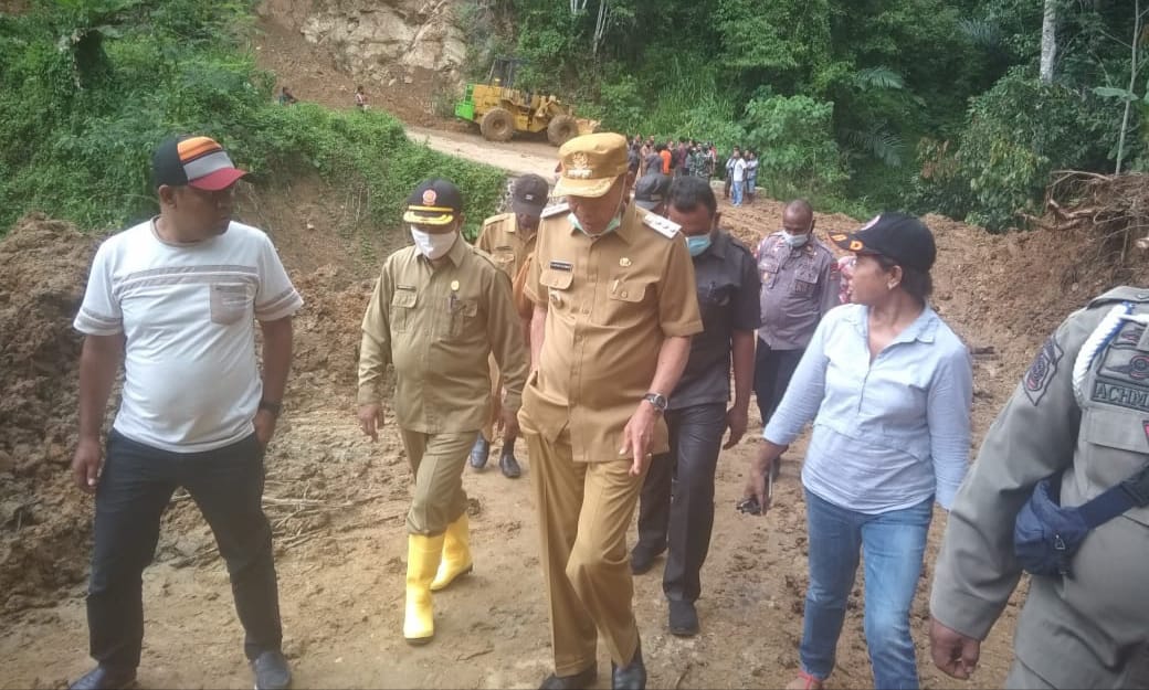 Respon Keluhan Masyarakat Bupati Djafar Tinjau langsung Longsor di Ruas jalan Nangaba - Boafeo 