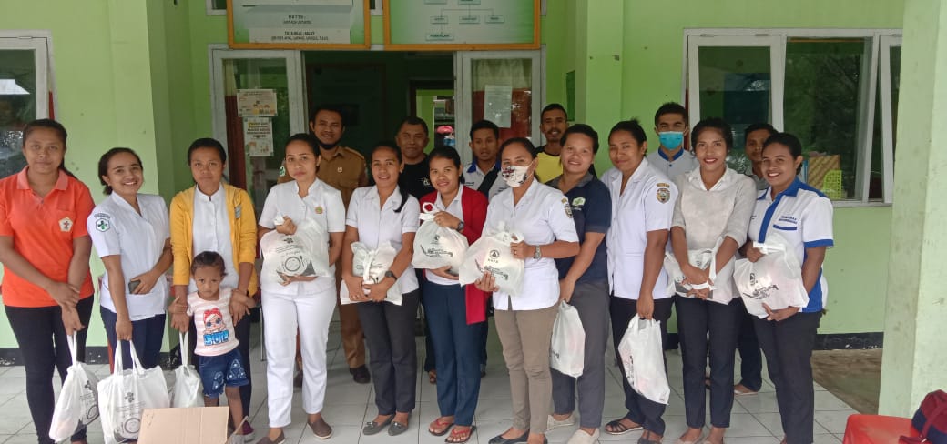 Tenaga Kesehatan di Watunggere Ende Terima Bantuan Sembako dari Melki Laka Lena