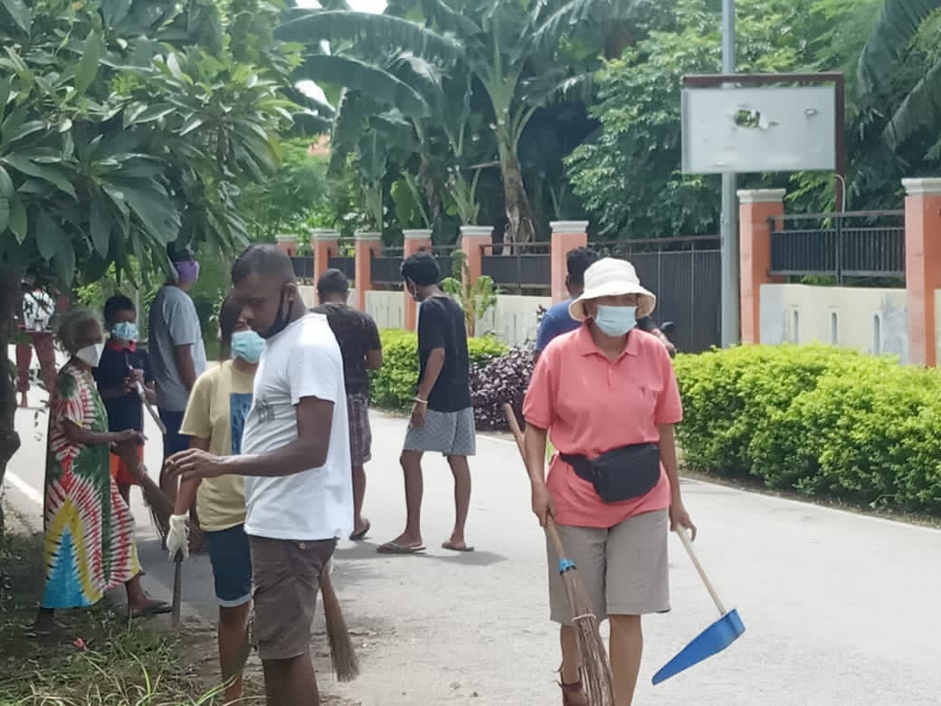 Cegah DBD, Warga TDM Gotong Royong Bersihkan Lingkungan 