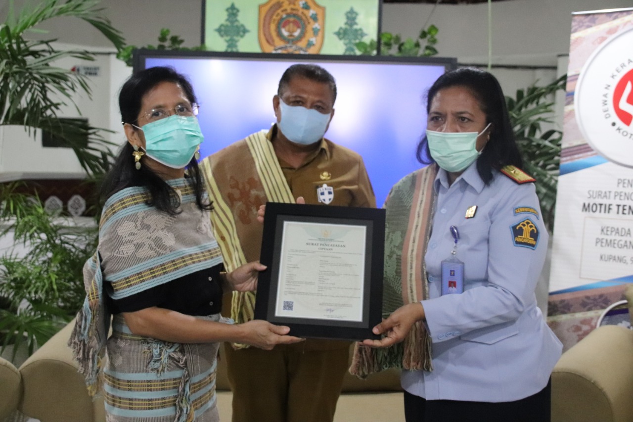 Dapat Hak Cipta, Bunga Sepe Kini Jadi Motif Tenun Khas Kota Kupang