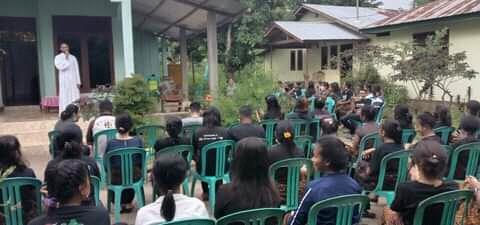 OMK Paroki Salib Suci Maulo'o Lakukan Kegiatan Jalan Salib Tematis