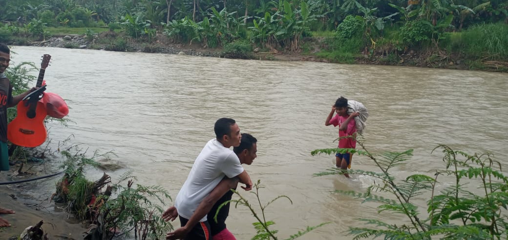 Demi Melayani Umat di Pelosok, Para Romo dan Suster di Sikka Harus Menerobos Arus Sungai