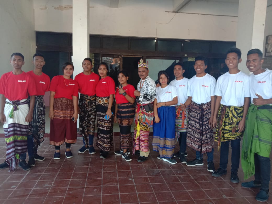 Siswa SMA Nesi Neonmat Dapat Beasiswa Dari  Ibu  Julie Sutrisno Laiskodat  Ini Kata Kepala Sekolah. 