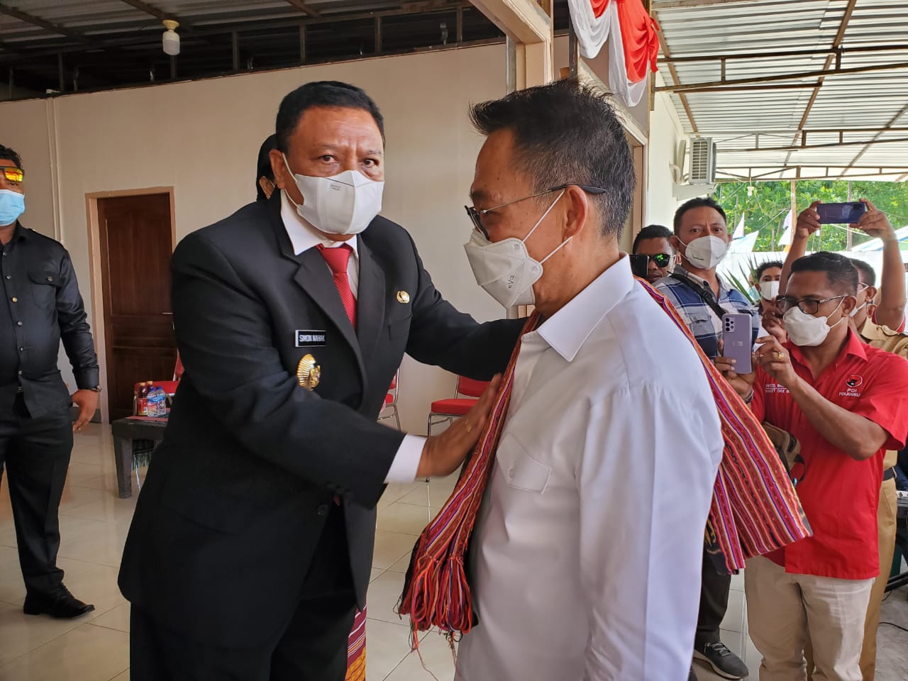 Kunjungi Malaka, Herman Herry Beri Bantuan Pada Korban Bencana