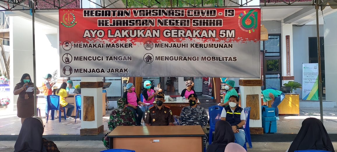 Peringati Hari Bhakti Adhyaksa Ke-61, TNI-AL Lanal Maumere Gandeng Kejari Sikka Lakukan Vaksinasi 