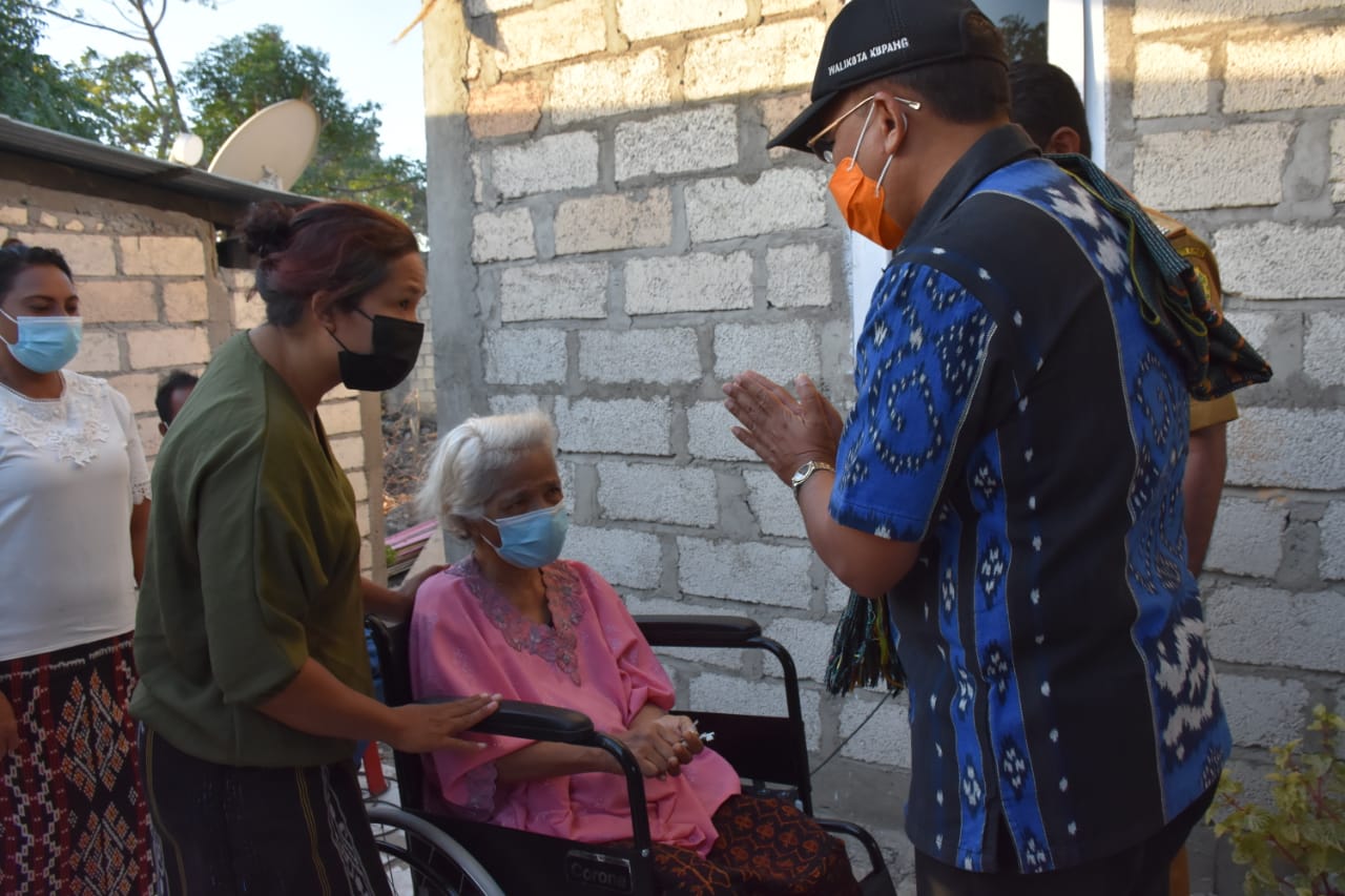 Walikota Kupang Serahkan Kunci Rumah Kepada 4 Warganya 