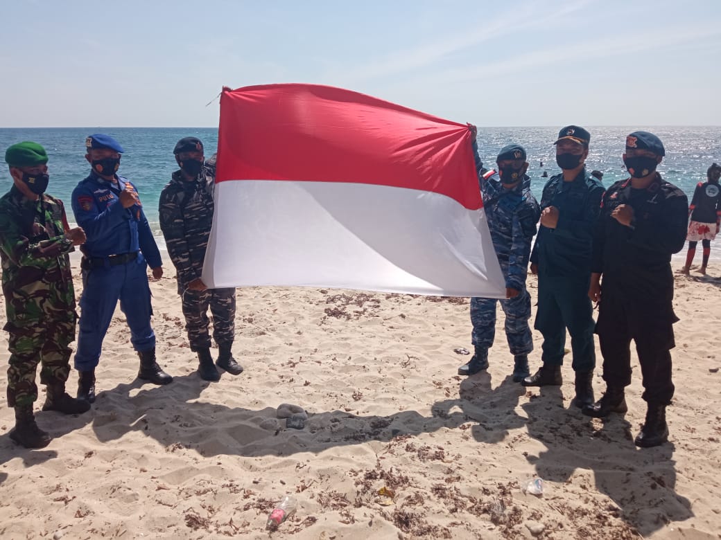 Jelang HUT RI, MDC Adakan Gladi Resik Pembentangan Bendera Di Tanjung Kajuwulu Sikka 