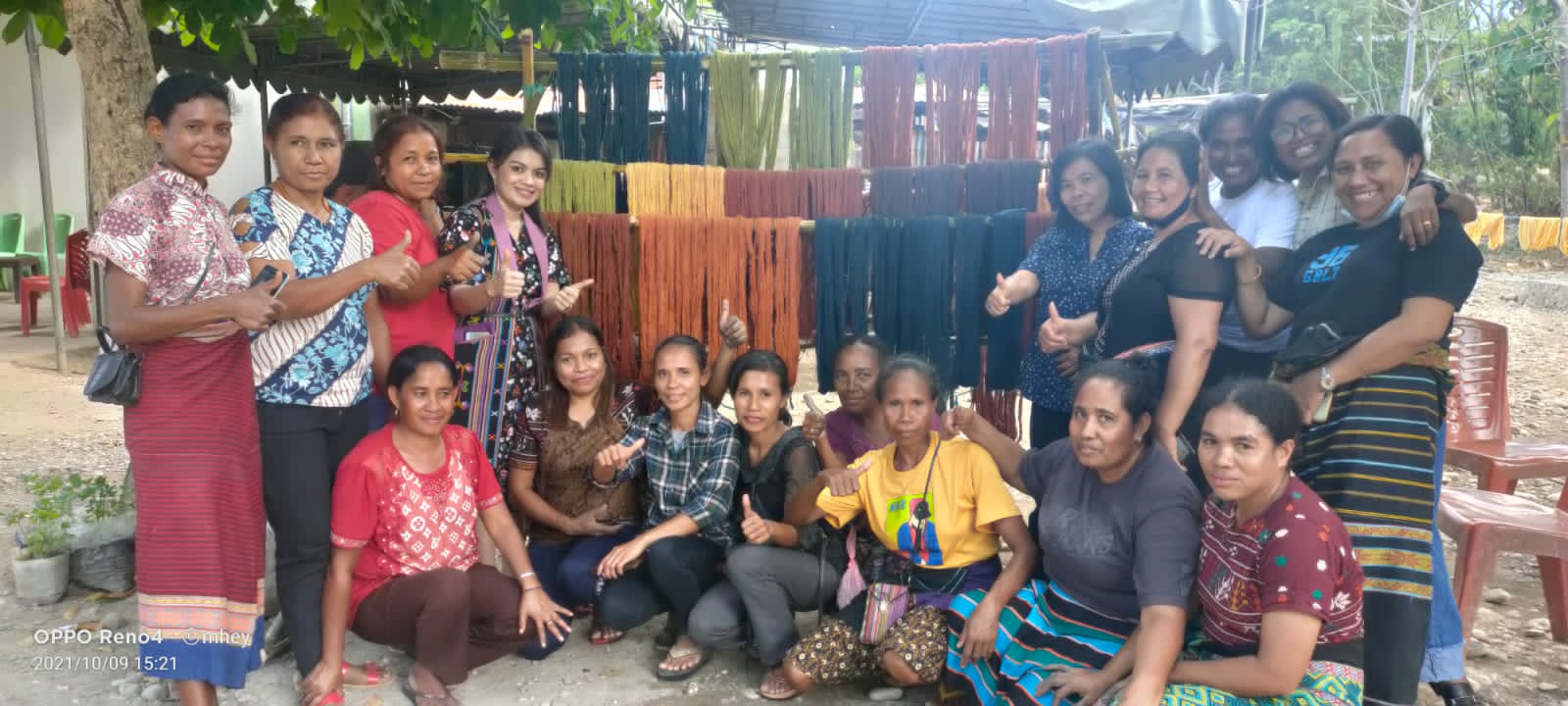 Terwujud Janji Kampanye Istri Wakil Bupati Malaka Kepada Ibu-ibu Penenun Untuk Pewarnaan Alam 