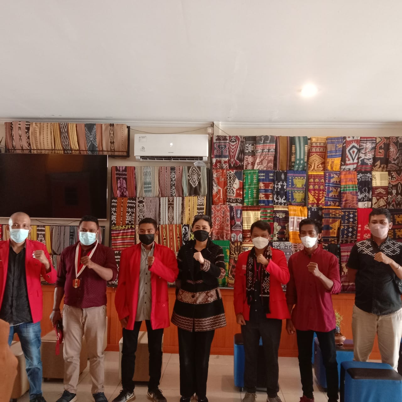 Anggunya Julie Laiskodat dibalut Jas Tenun Sabu saat bertemu dengan ketua  DPP GMNI 