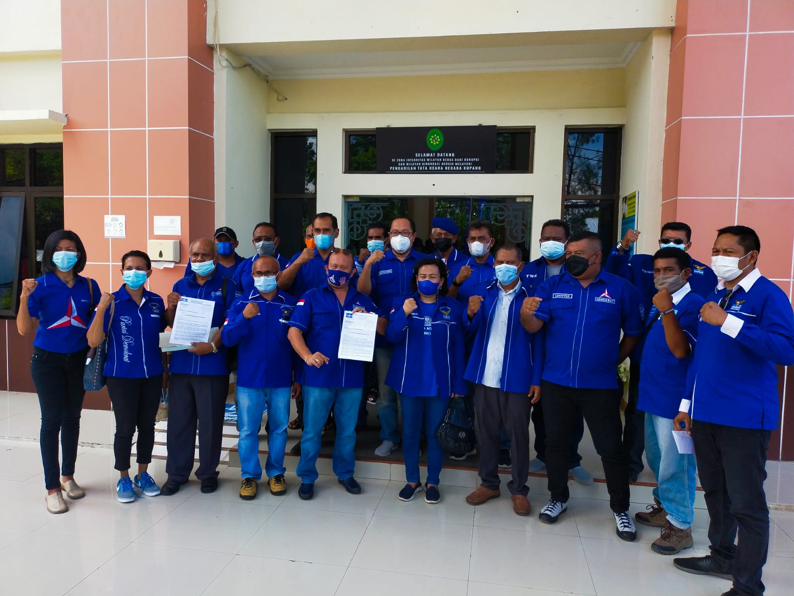 DEMOKRAT NTT SERAHKAN SURAT PERLINDUNGAN HUKUM DAN KEADILAN KE PTUN KUPANG