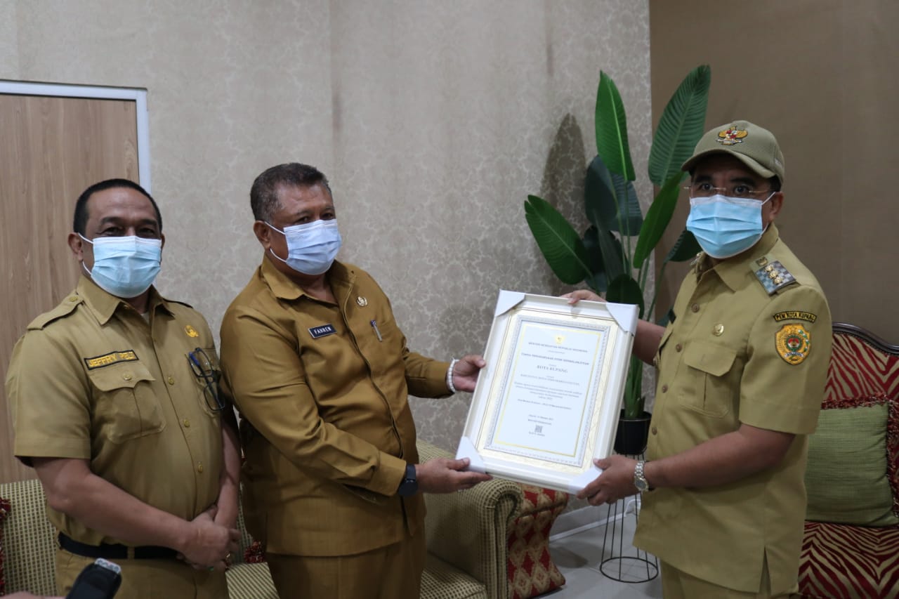 Pemkot Kupang Terima Penghargaan STBM Dari Kemenkes RI