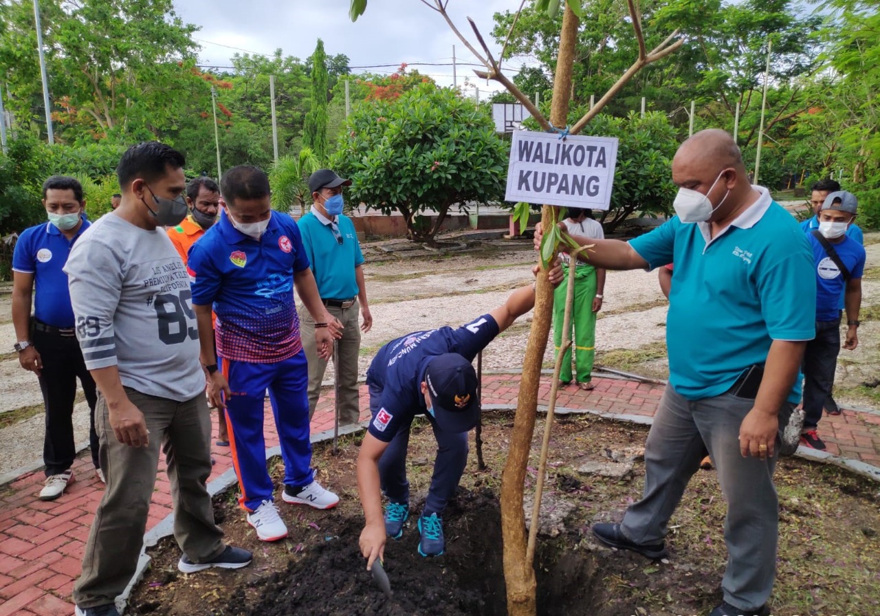 Wali Kota Bersama Guru Se-Kota Kupang Tanam Pohon Peringati Hari Guru    