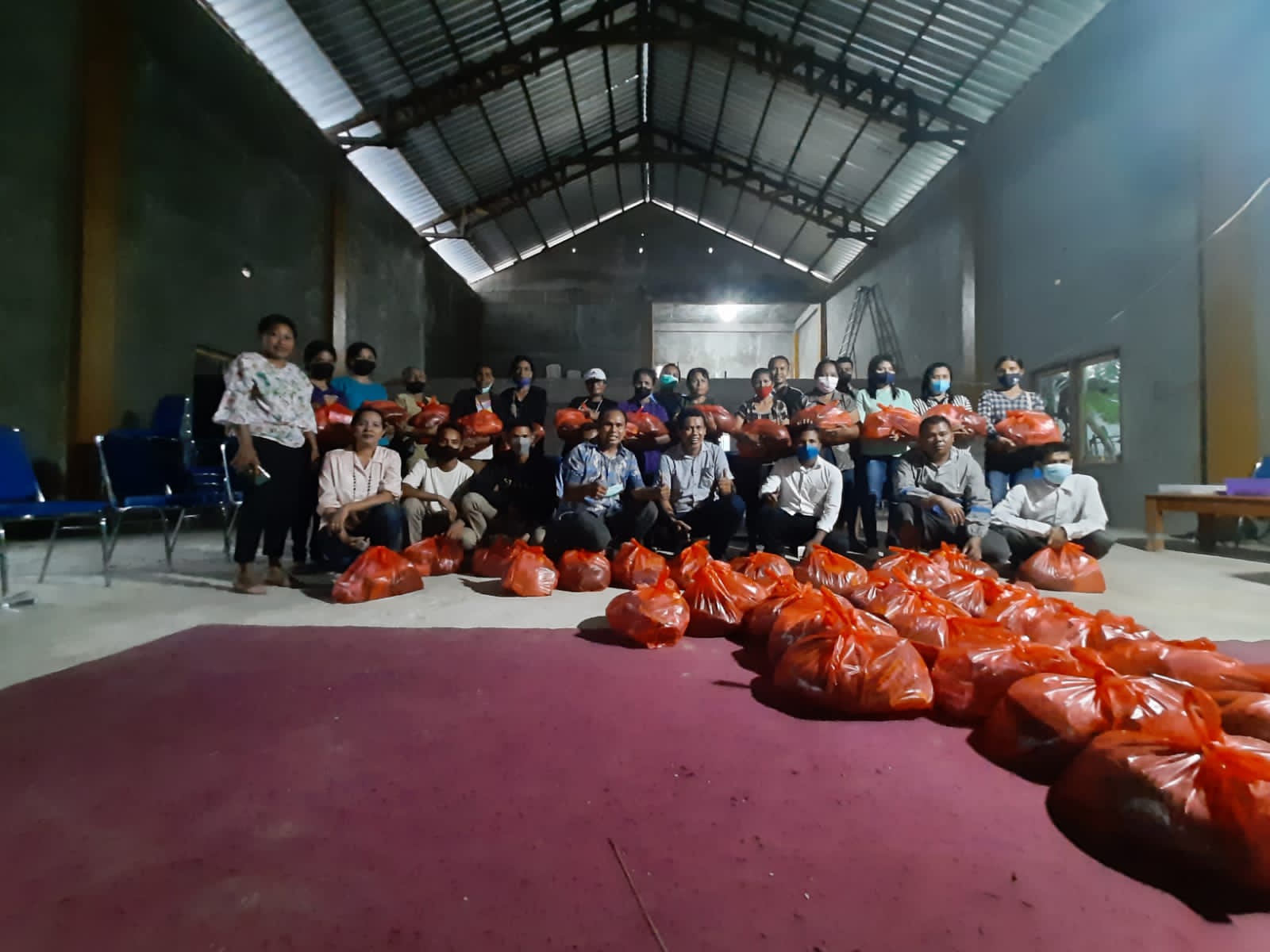 Pengurus Forum Komunikasi Kristen Protestan NTT, Bagikan 50 Paket Sembako